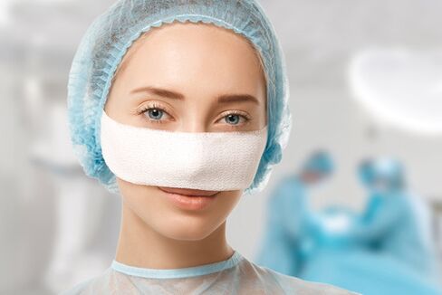 Bandaż mocowany na nosie podczas rehabilitacji po plastyce nosa