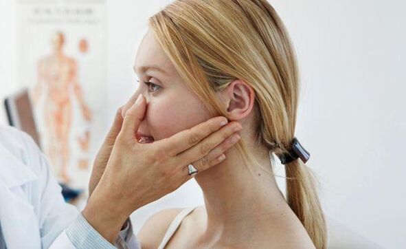 badanie przez lekarza przed plastyką nosa